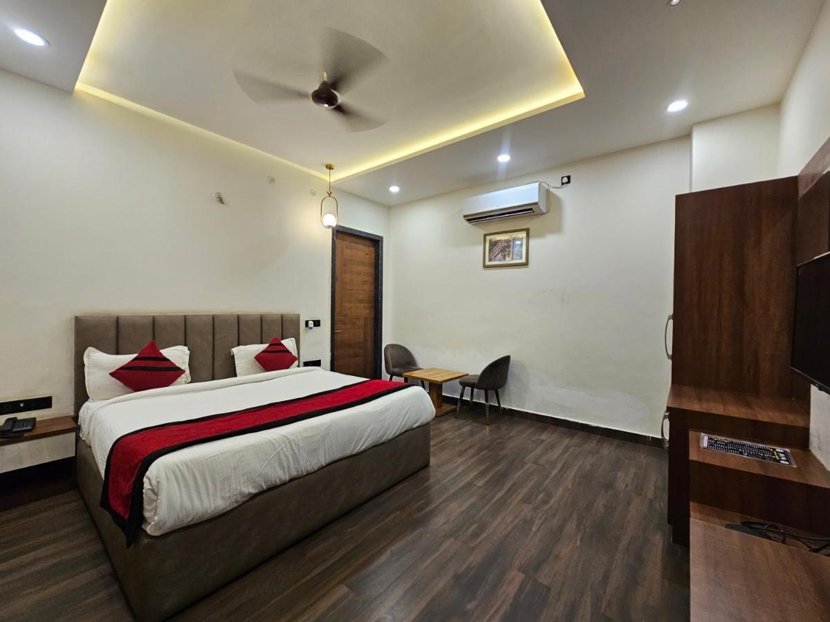 Rbs Hotel And Lawn Ayodhya 外观 照片